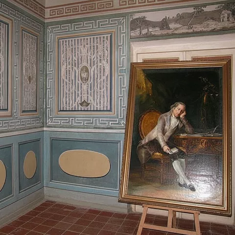 Sala decorada con retrato.