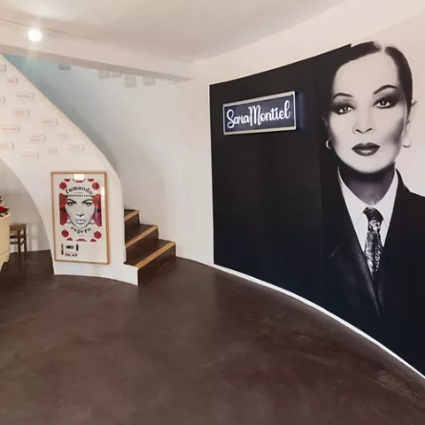 Sala interior con piano blanco y paneles gráficos en las paredes