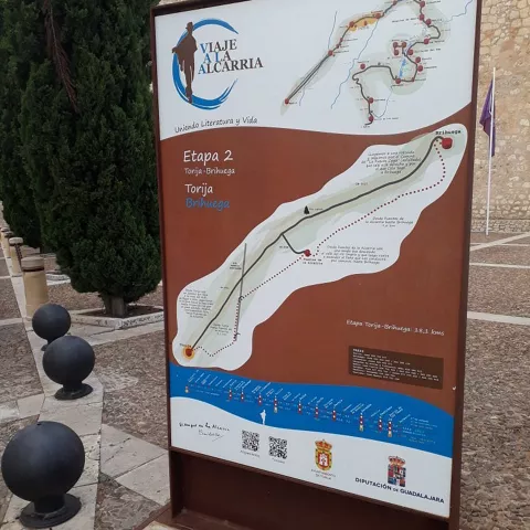 Panel informativo con mapa de ruta.