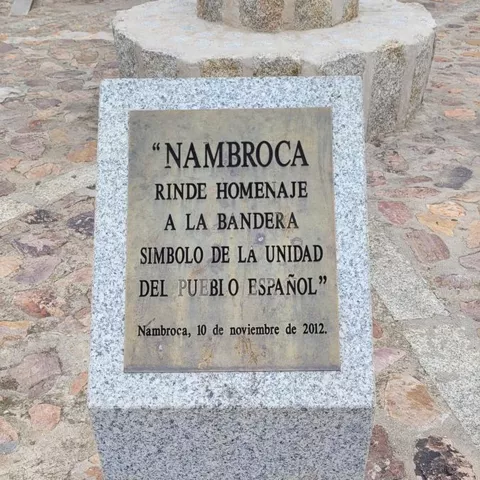 Primer plano de placa grabada sobre pedestal de granito