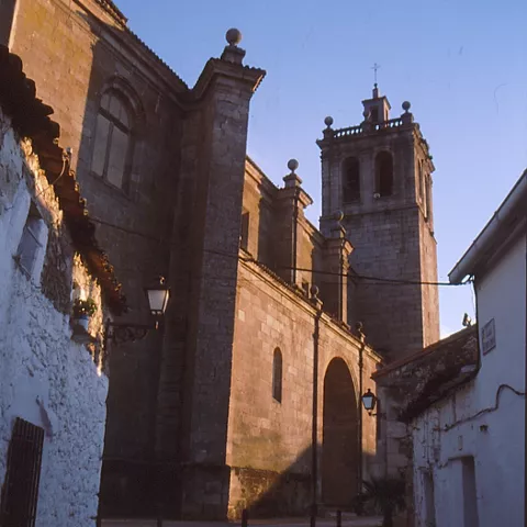 Calle estrecha con iglesia de piedra al fondo