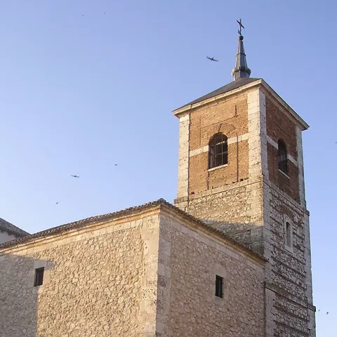 Torre de iglesia de ladrillo y piedra bajo cielo despejado