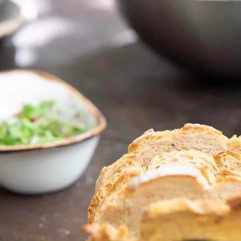 Rebanadas de pan rústico sobre mesa