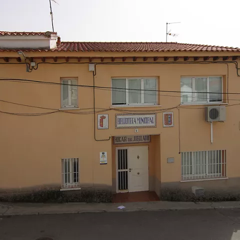 Fachada de biblioteca municipal y centro social en calle estrecha