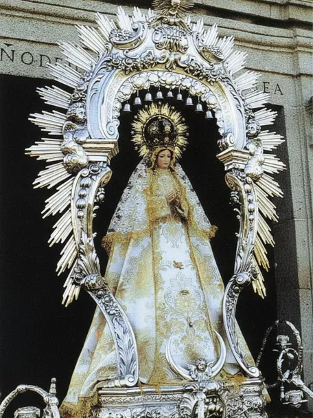 Imagen procesional bajo arco ornamentado.