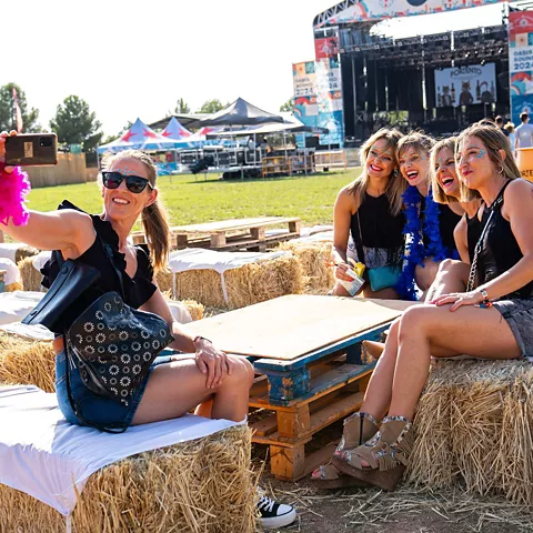 Grupo de personas haciéndose una foto en zona de descanso del festival