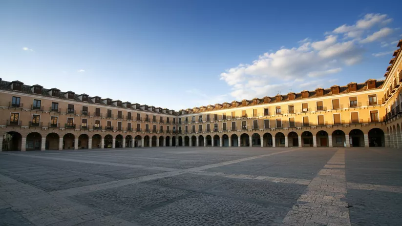 Plaza rectangular con soportales y edificios de ladrillo