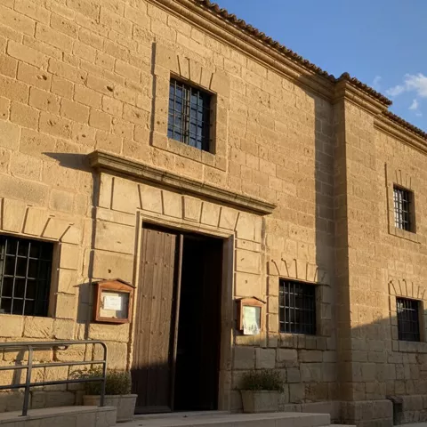 Construcción histórica de piedra con portada sobria.