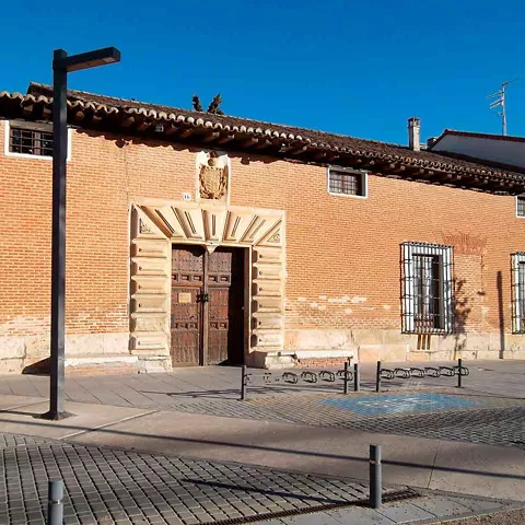 Edificio histórico de ladrillo con portada monumental.