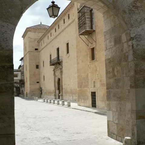 Palacio de piedra visto desde arco urbano