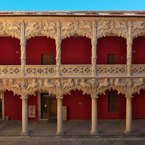 Patio renacentista con galerías y columnas.