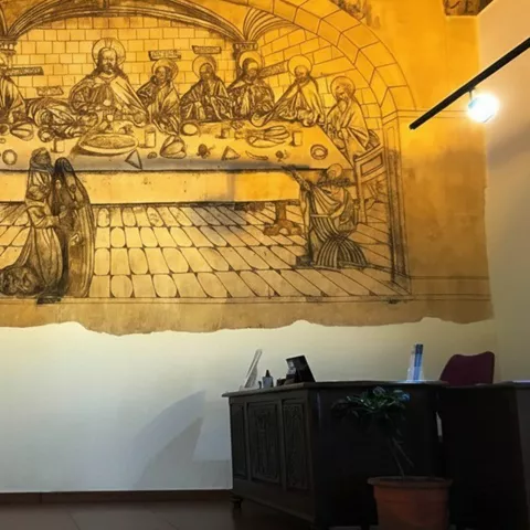 Mural de una cena religiosa en una sala interior