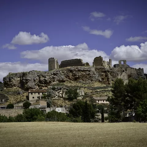 Ruinas de castillo sobre peña.