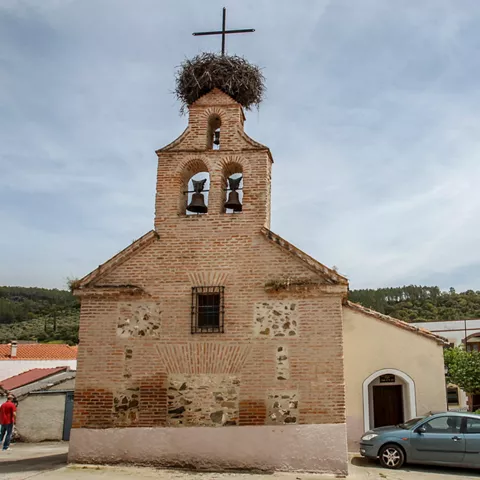 Iglesia parroquial con espadaña.