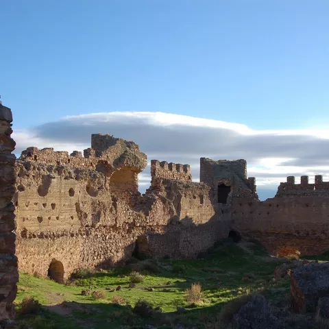 Interior de recinto defensivo con muros de piedra y cielo abierto