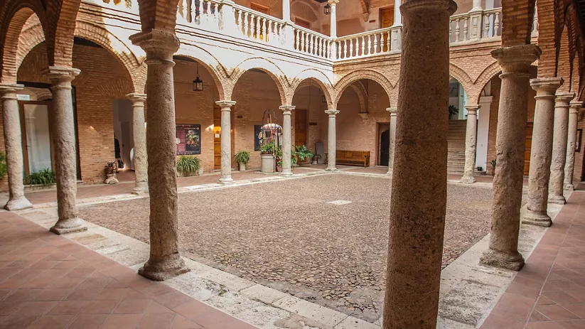 Patio histórico con columnas de piedra