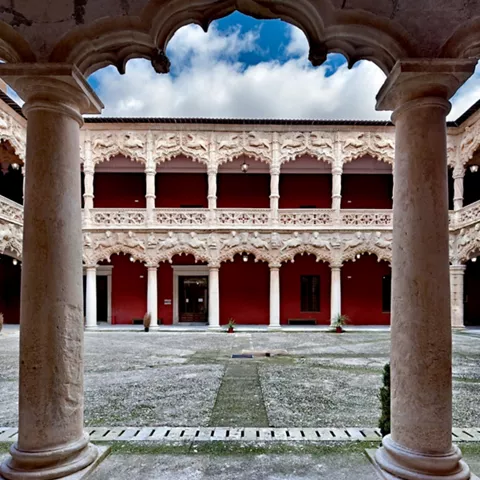 Patio renacentista con arcos decorados.