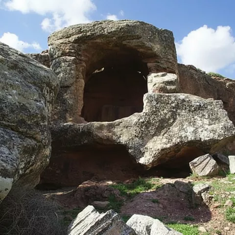 Abrigo rocoso excavado entre grandes piedras