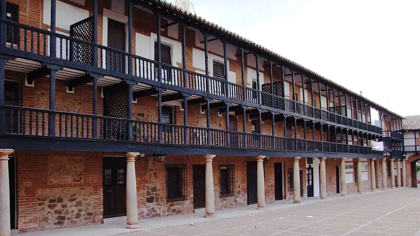 Galería porticada con balcones de madera