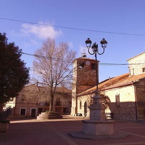 Plaza mayor con iglesia y arquitectura popular