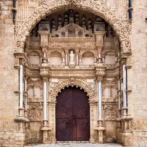 Portada plateresca en piedra