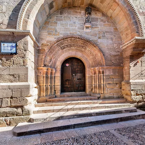 Portada románica con arco decorado