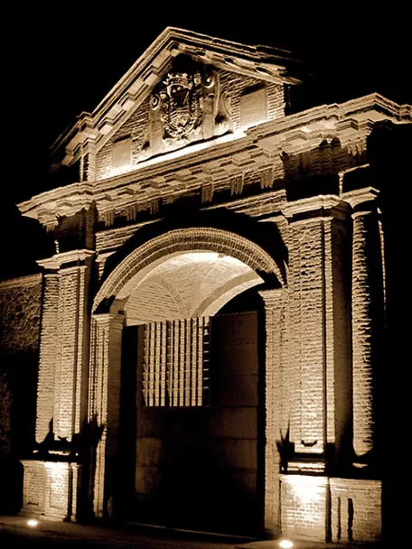 02-Puerta-carlos-V-noche.jpg