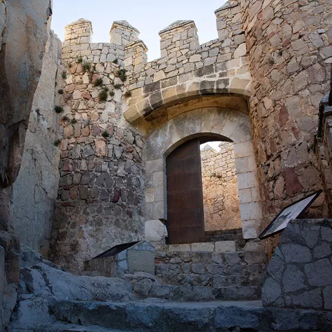 Acceso de piedra entre muros defensivos