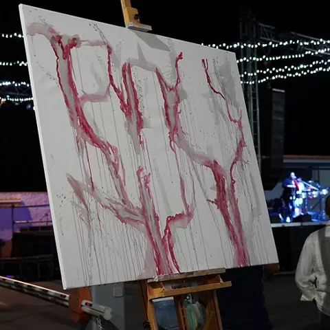 Lienzo abstracto en caballete durante un evento nocturno