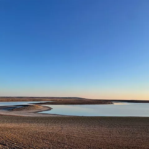 Laguna con orillas curvas y cielo despejado