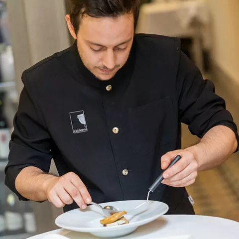 Chef emplatando bocado gourmet con precisión