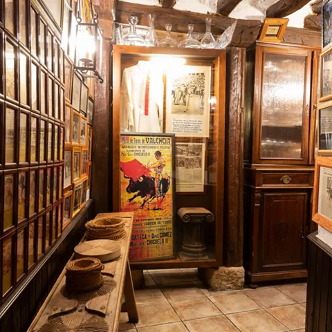 Vitrina con carteles antiguos y objetos tradicionales