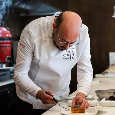 Cocinero emplatando con precisión