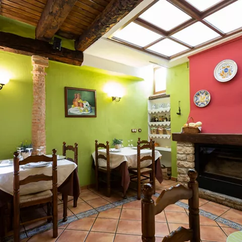 Detalle de calabazas decorativas en rincón iluminado