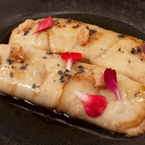 Plato gourmet presentado con salsa