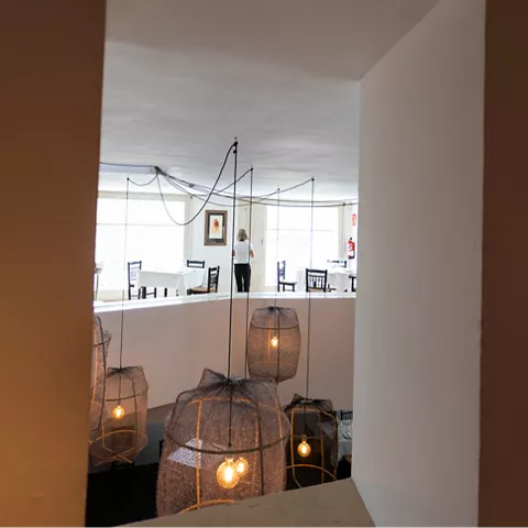 Vista interior con lámparas colgantes