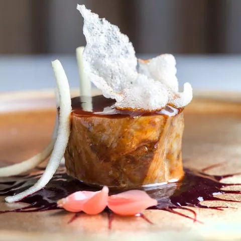 Solomillo glaseado con crujiente y pétalos