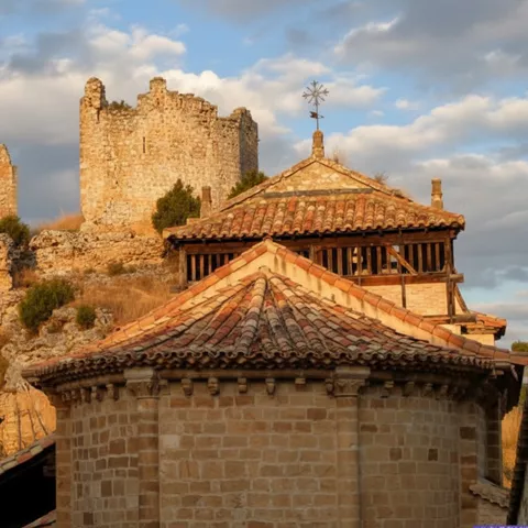 Conjunto histórico con ruinas en lo alto