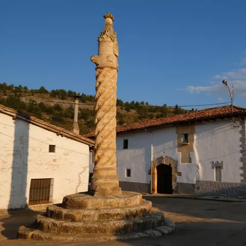 Columna de piedra helicoidal en una calle de pueblo