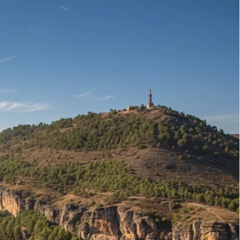 Mirador con valle verde y cañones rocosos.