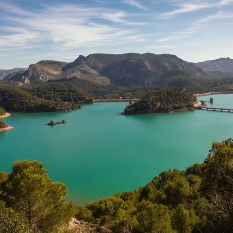 Vista panorámica de embalse azul entre montañas
