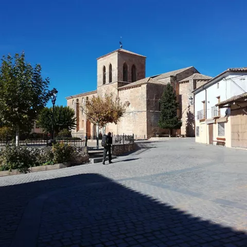 Iglesia de piedra en plaza de pueblo manchego