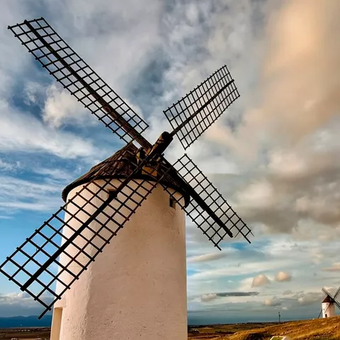 Primer plano de molino de viento tradicional manchego