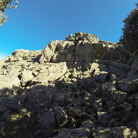 Canchal rocoso en cumbre bajo cielo despejado