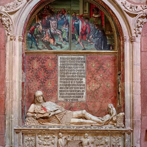 Retablo con pintura religiosa y relieve escultórico.