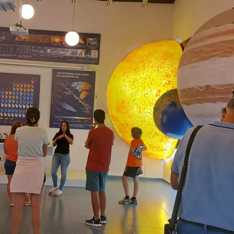 Visita guiada en espacio divulgativo
