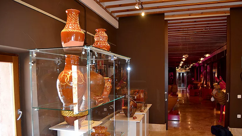 Vitrina con piezas de cerámica decorada en sala expositiva