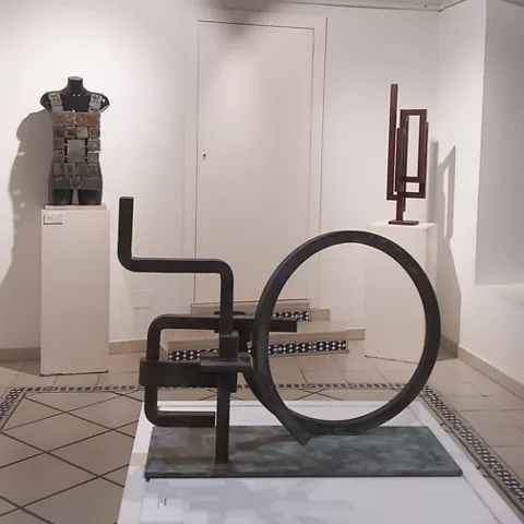 Escultura geométrica en sala de museo