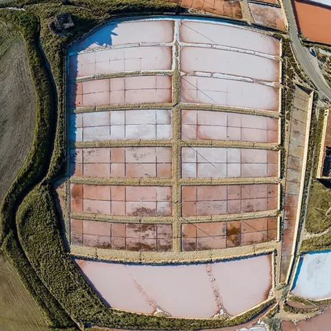 Vista aérea de balsas salinas geométricas