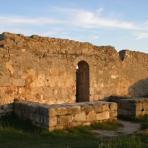 Restos de construcción de piedra iluminados al atardecer.
